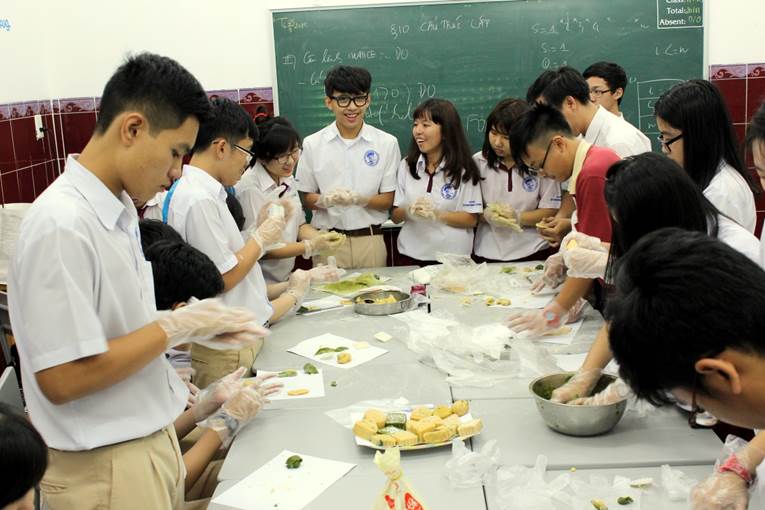 Học sinh hào hứng làm bánh Trung thu